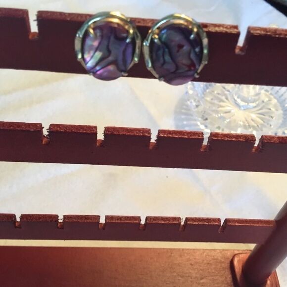 $10 ea or 3/$20 Goldtone Pink Shell Earrings - Picture 4 of 9